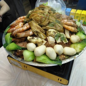 這是情人節新春團拜的盤菜，份量十足，精挑細選十多款食材，有鮑魚、瑤柱、花菇；肉食類有鮮雞、大蝦、扣肉、燒鴨、臘味；其他配菜有蠔豉、豬皮、魚蛋、小棠菜。