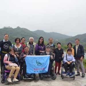 在優美的農村風景下拍出的大合照，突顯了天人合一之美